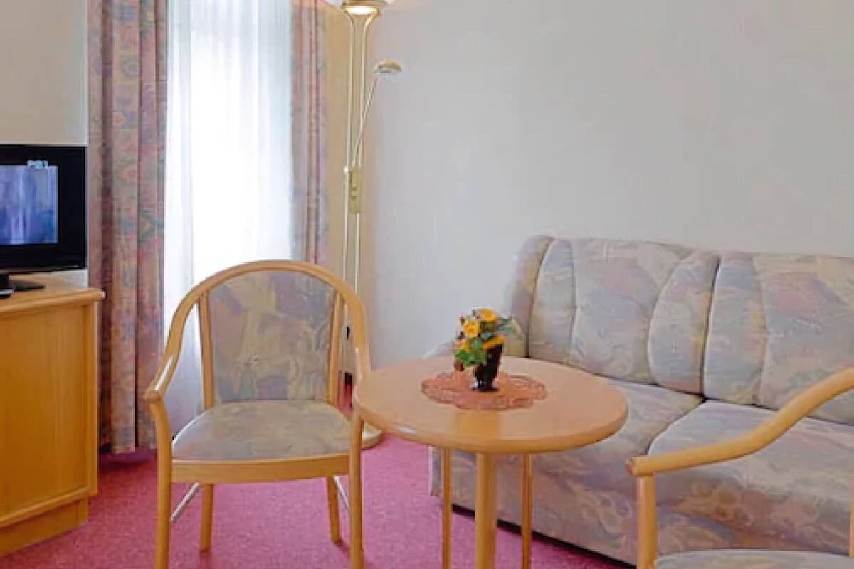 desk, rollaway beds, free wifi