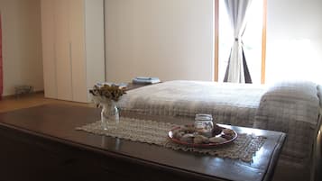 Monolocale familiare | Minibar, insonorizzazione, ferro/asse da stiro