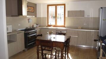 Monolocale familiare | Cucina privata | Frigorifero con congelatore, microonde, forno, piano cottura