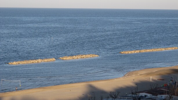 A beach with a clear view of the sea and a sandy shore. - B&B Baratoff (Pesaro)