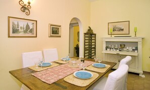 Apartment, 2 Schlafzimmer | Essbereich im Zimmer