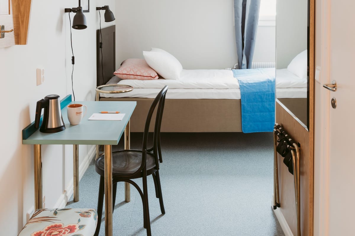 Chambre Simple Standard, 1 lit une place | Coffres-forts dans les chambres, bureau