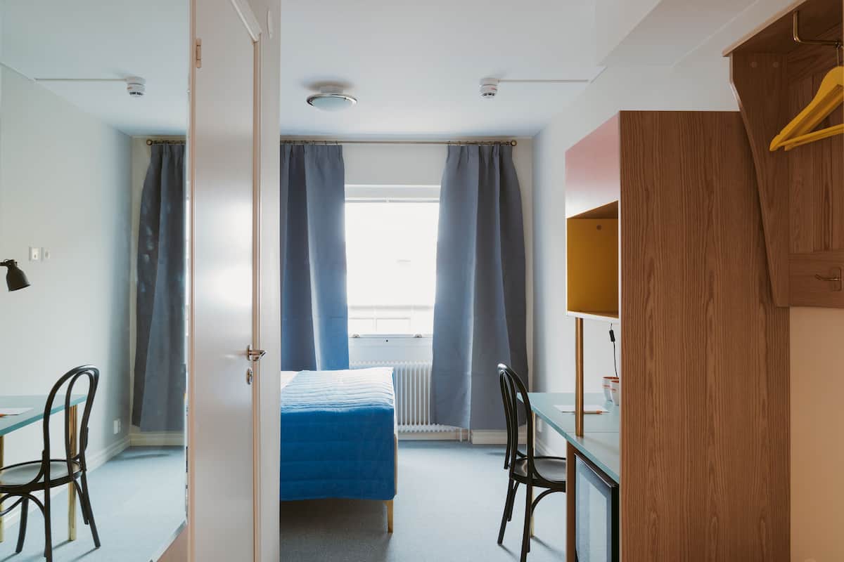 double room, 1 queen bed | living area | 32-inch flat-screen tv with digital channels, tv