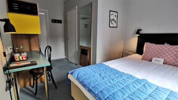 Doppelzimmer, 1 Doppelbett | Zimmersafe, Schreibtisch, laptopgeeigneter Arbeitsplatz