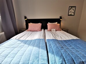 Caja de seguridad en la habitación y escritorio