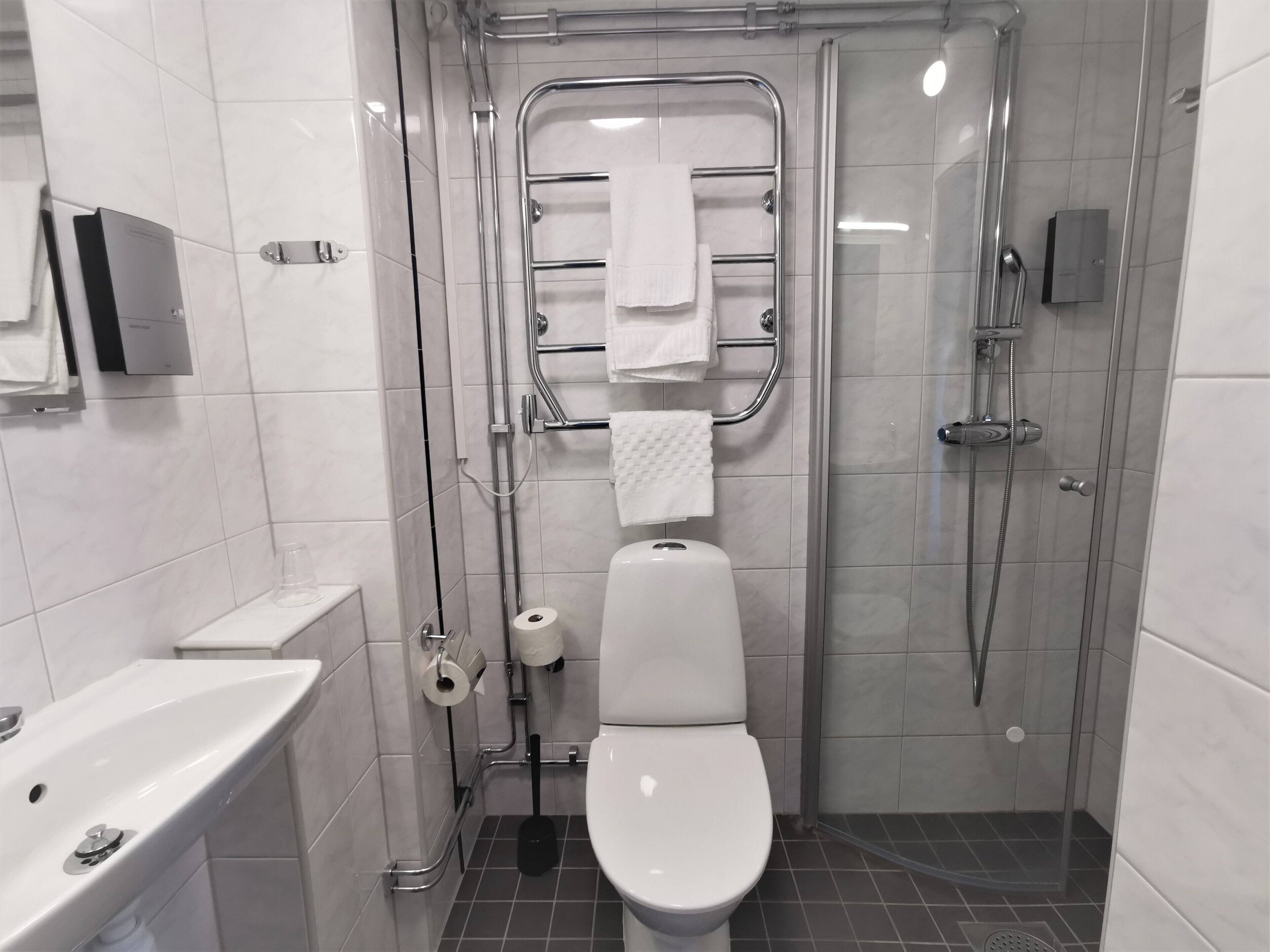 economy single room, 1 single bed | bathroom | shower, free toiletries, hair dryer, towels