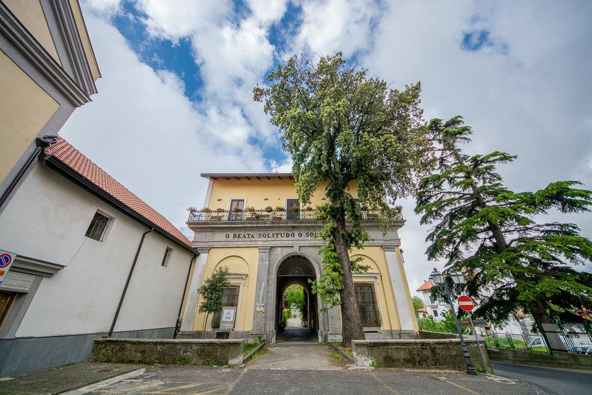 Vista frontal de la propiedad