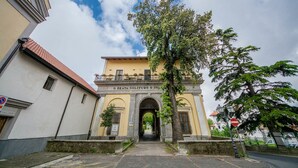 Un bâtiment sur lequel on peut lire l’inscription suivante : « Ô DOUCE SOLITUDE, Ô SOLEIL ».