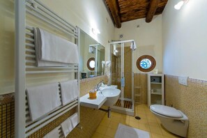 Shower, towels - Ostello Beata Solitudo (Agerola)