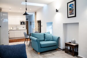 Luxury Bungalov, 1 Yatak Odası, Engellilere Uygun, Bahçeli (Bwthyn y Saer) | Oturma alanı | Düz ekran televizyon 