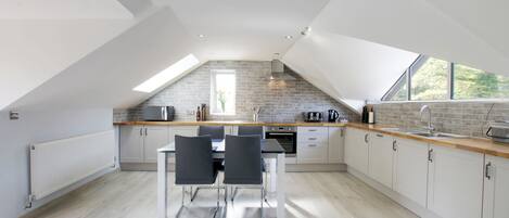 Design Cottage, 3 Bedrooms, Courtyard Area (Ty Gambo) | Private kitchen | Fridge, microwave, oven, stovetop