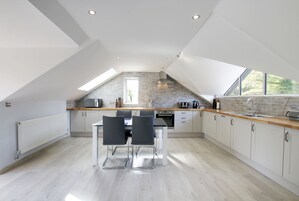 Design Kır Evi, 3 Yatak Odası, Avlu (Ty Gambo) | Özel mutfak | Buzdolabı, mikrodalga fırın, fırın, set üstü ocak 