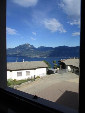 Basic Double or Twin Room, Lake View | In-room safe, desk, free WiFi, bed sheets - Hotel San Remo (San Zeno di Montagna)
