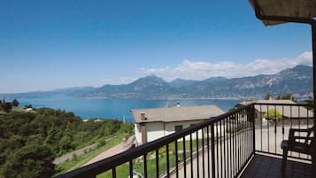 Standard-Doppelzimmer, Balkon, Seeblick | Zimmersafe, Schreibtisch, kostenloses WLAN, Bettwäsche