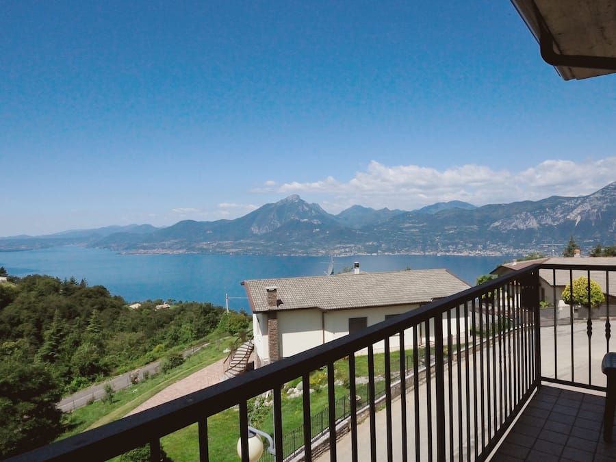 Doppia Standard, balcone, vista lago | Una cassaforte in camera, una scrivania, Wi-Fi gratuito, lenzuola