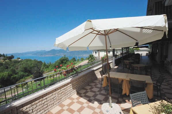 Terrace/patio - Hotel San Remo (San Zeno di Montagna)