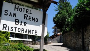 Señal del Bar Ristorante Hotel San Remo, con una flecha apuntando a la derecha.