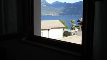 Basic-Doppel- oder -Zweibettzimmer, Seeblick | Zimmersafe, Schreibtisch, kostenloses WLAN, Bettwäsche
