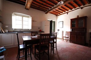 Großer Kühlschrank, Herdplatte, Kochgeschirr/Geschirr/Besteck