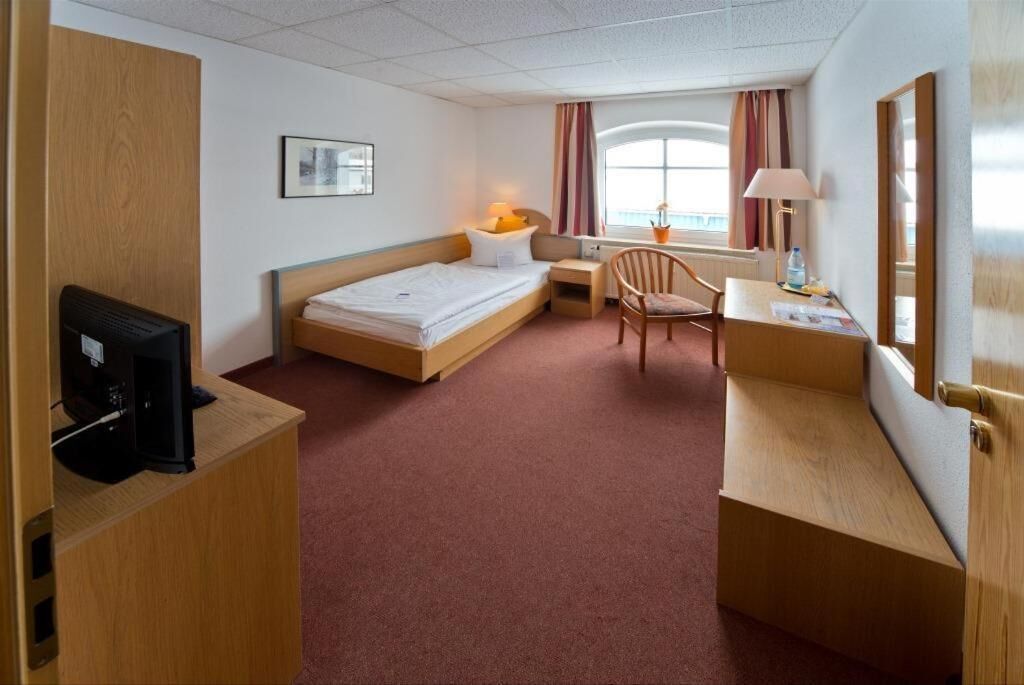 desk, soundproofing, free cots/infant beds, rollaway beds