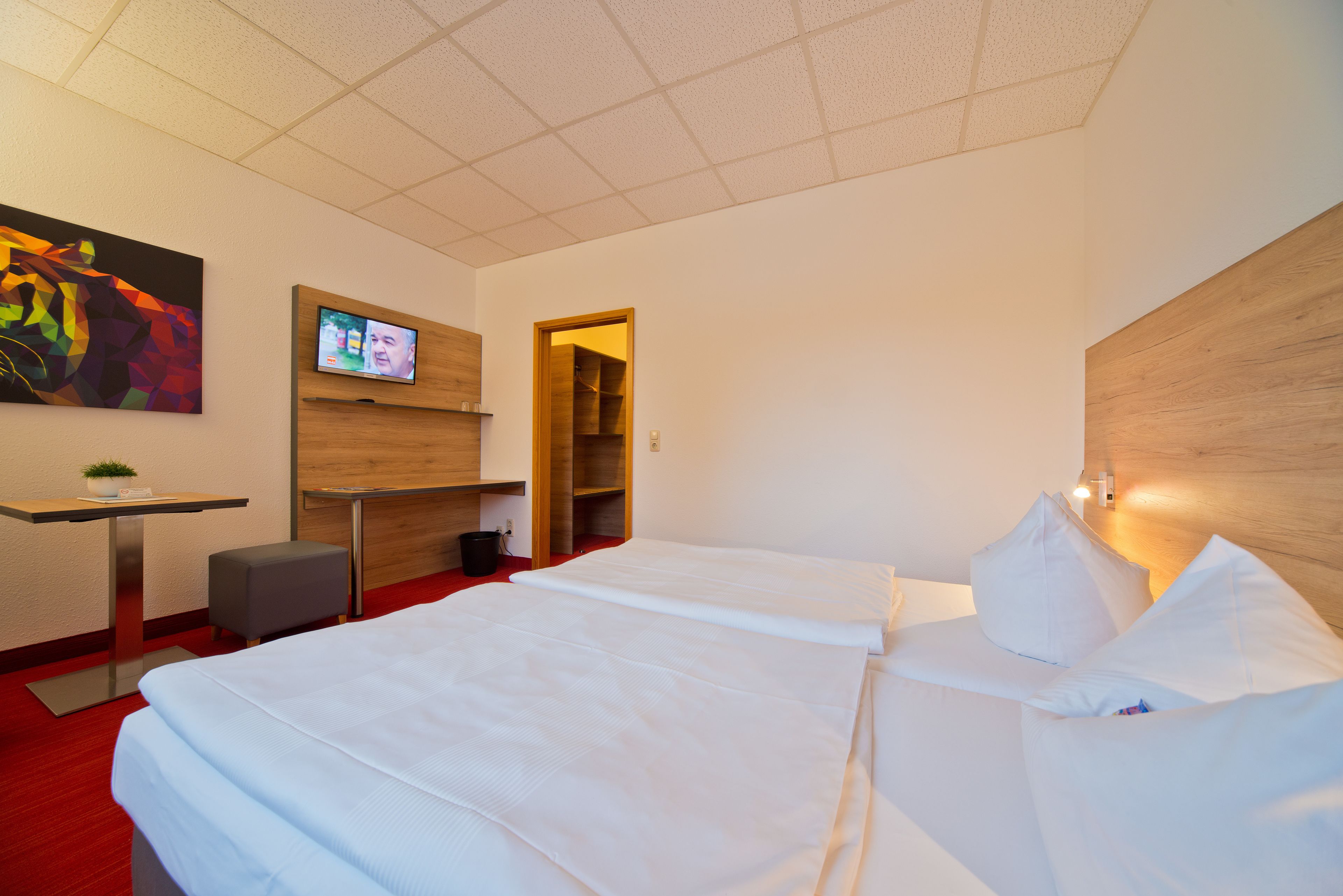 double room | desk, soundproofing, free cots/infant beds, rollaway beds