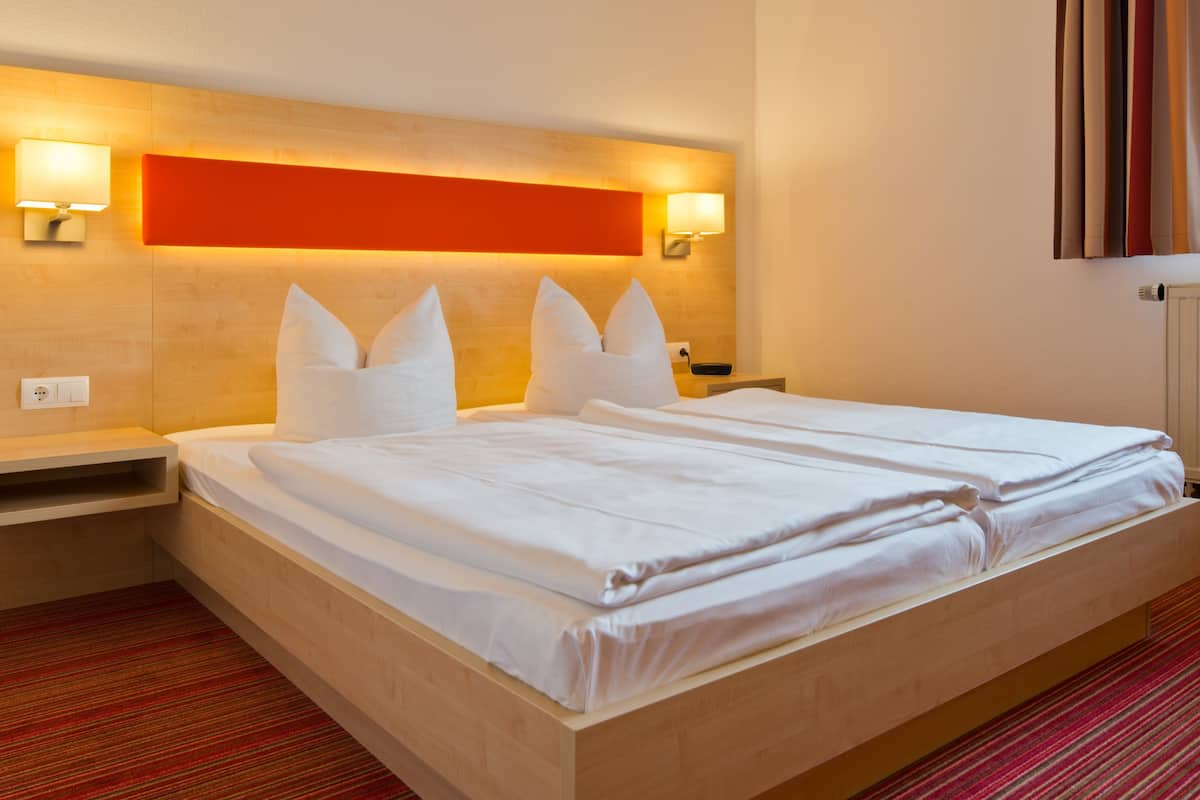 double room | desk, soundproofing, free cots/infant beds, rollaway beds