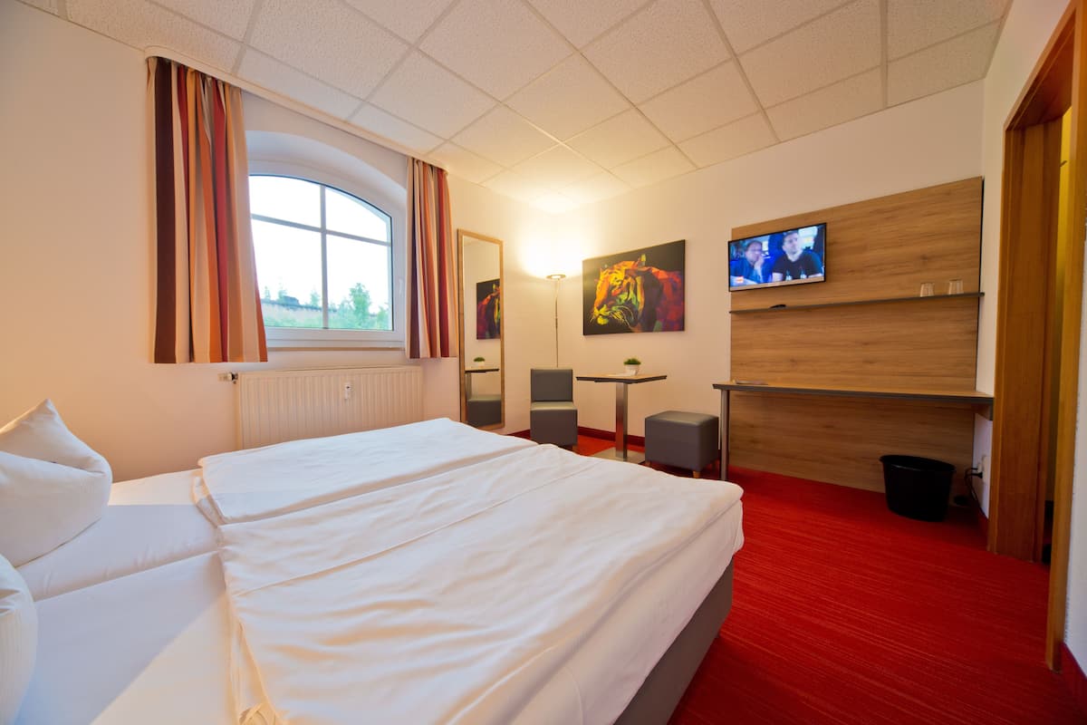 Double Room | Desk, soundproofing, cribs (free), rollaway beds (surcharge)