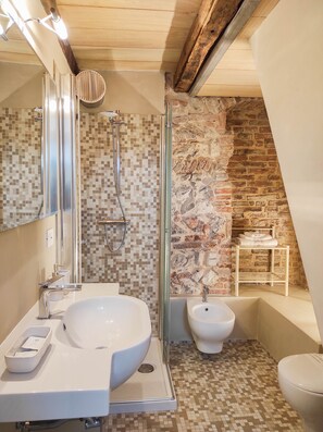 Lyxlägenhet - icke-rökare - utsikt mot staden | Badrum | Dusch, regndusch, gratis toalettartiklar och hårtork