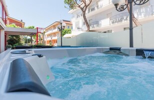 Bañera de hidromasaje exterior