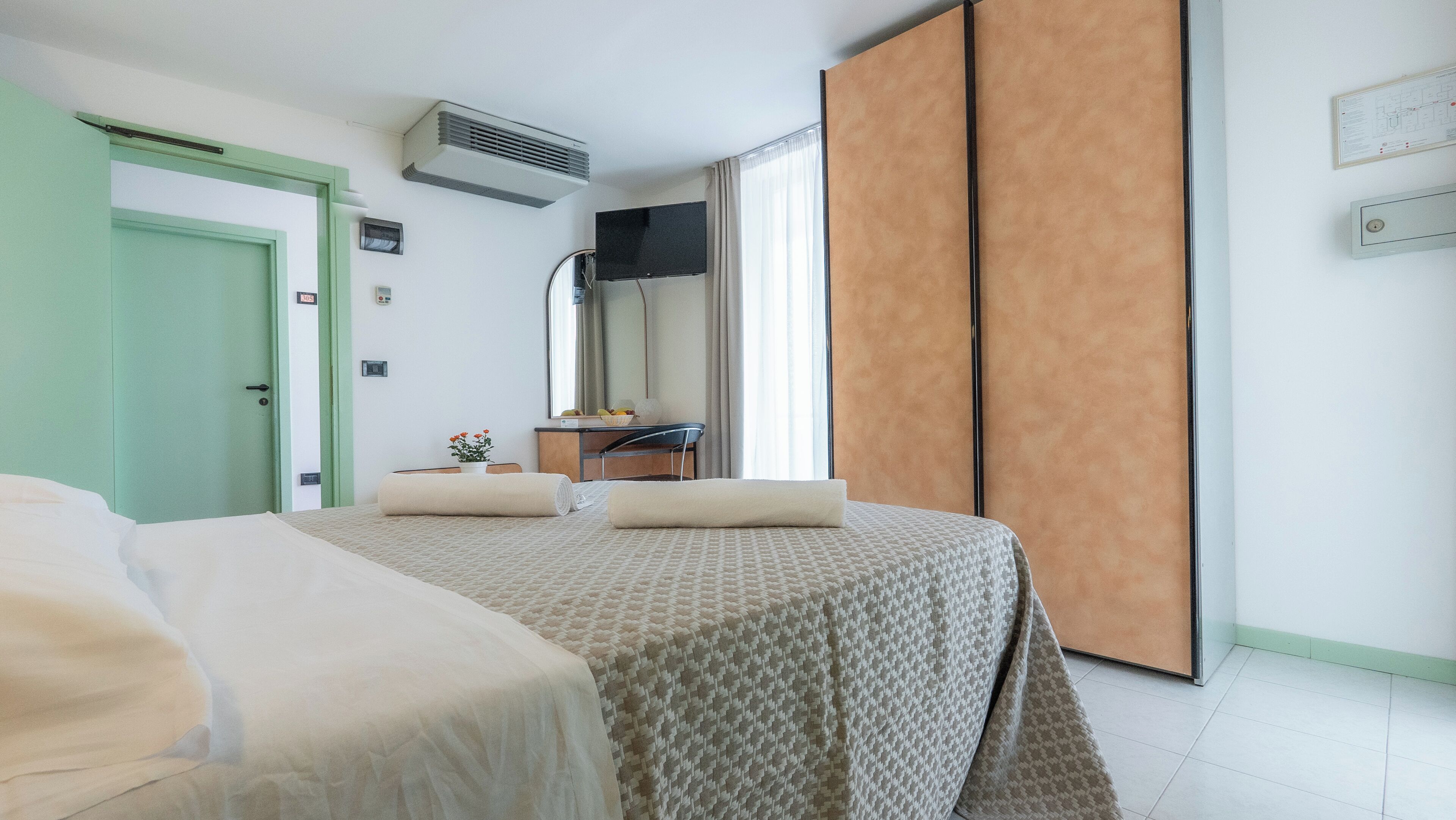 In-room safe, desk, free WiFi