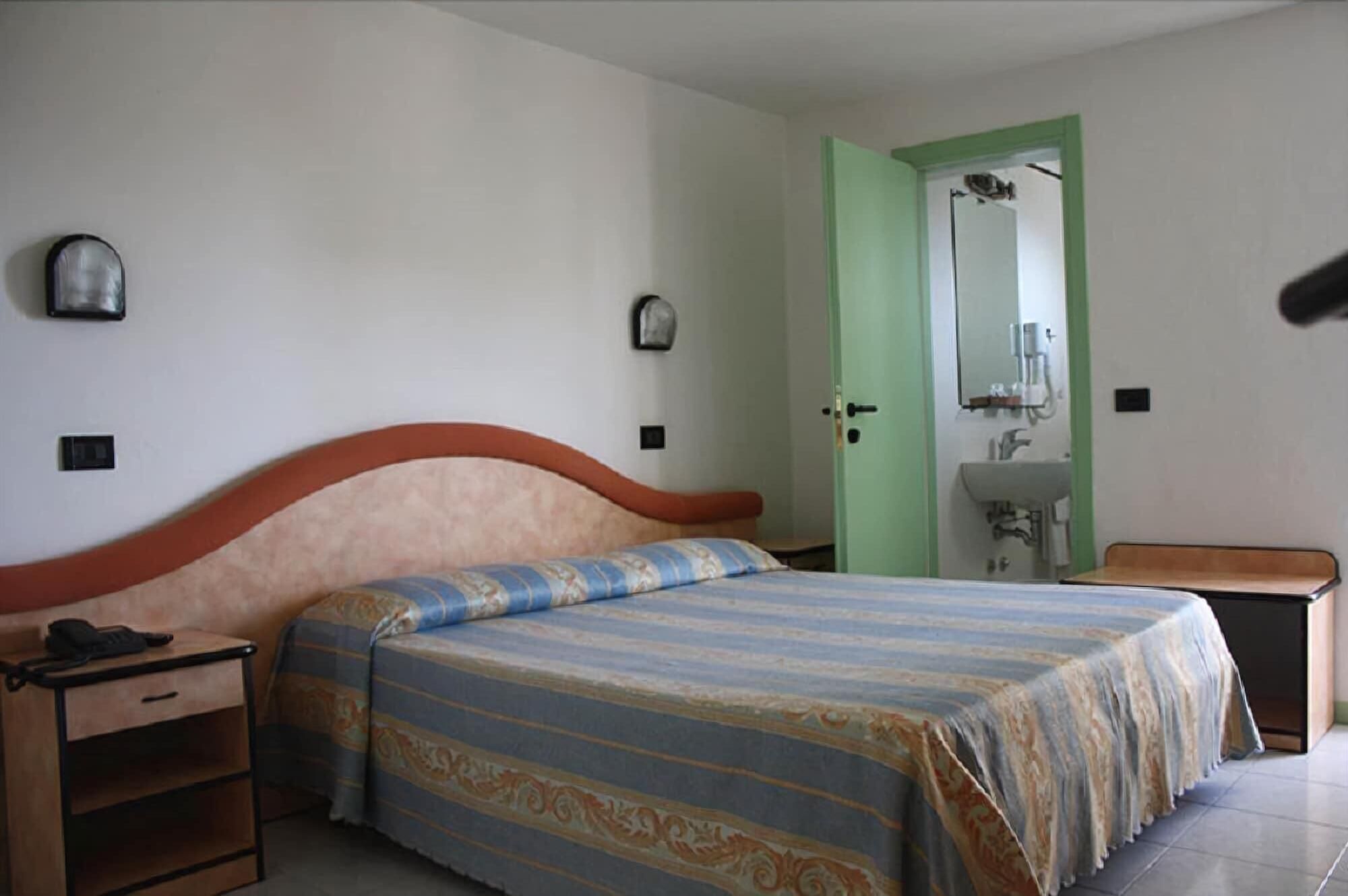 In-room safe, desk, free WiFi