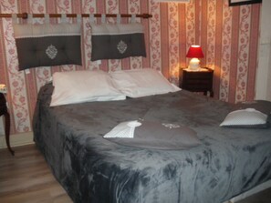 Individually decorated, individually furnished, desk - Chambre d'hôtes & Gites Les Coquillettes (Equemauville)