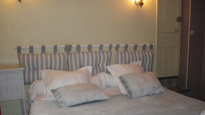 Tweepersoonskamer | Een bureau, gratis babybedden, gratis wifi, individueel gedecoreerd