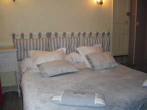Double Room | Individually decorated, individually furnished, desk - Chambre d'hôtes & Gites Les Coquillettes (Equemauville)