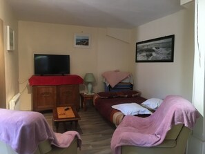 Individually decorated, individually furnished, desk - Chambre d'hôtes & Gites Les Coquillettes (Equemauville)
