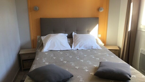 Een bureau, gratis babybedden, gratis wifi, individueel gedecoreerd