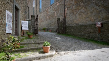 Dreibettzimmer, eigenes Bad, Stadtblick | Außenbereich