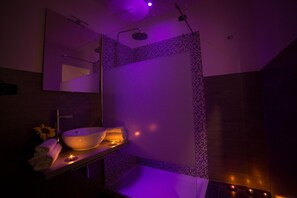 Dusche, kostenlose Toilettenartikel, Haartrockner, Handtücher