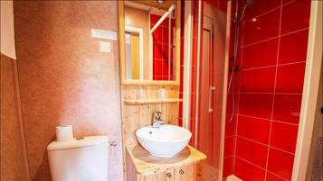 Douche, articles de toilette gratuits, sèche-cheveux
