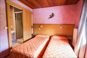 Habitació amb dos llits individuals | Mobiliari individual, escriptori, cortines opaques i bressols gratuïts 