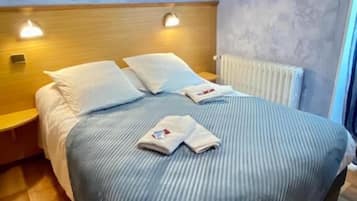 Chambre Double | Ameublement personnalisé, bureau, rideaux occultants