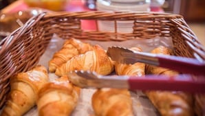 Una bandeja con croissants.