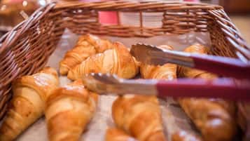 Petit déjeuner buffet servi tous les jours en supplément