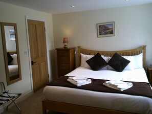 Apartment double + sofa bed | Desk, iron/ironing board, free WiFi, bed sheets - The Crown Hotel (Corwen)