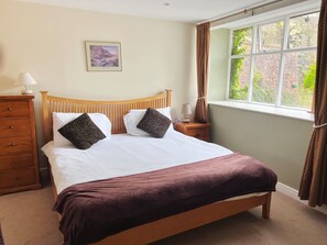 2 bed studio apartment super king + double | Desk, iron/ironing board, free WiFi, bed sheets - The Crown Hotel (Corwen)