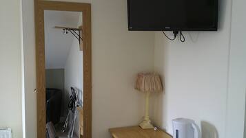 Standard Twin Room, 2 Twin Beds | 1 bedroom, desk, iron/ironing board, free WiFi