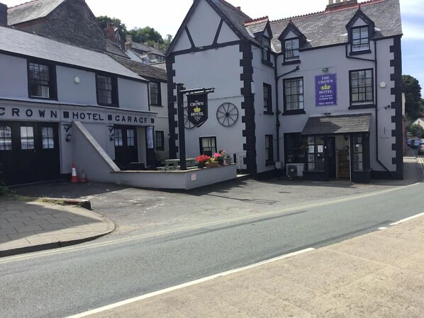 A building with a sign reading "Crown Hotel Garage". - The Crown Hotel (Corwen)