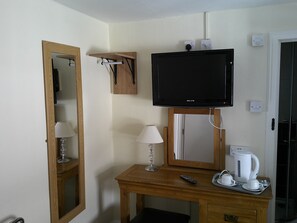 Chambre Standard double, 1 lit double | Bureau, fer et planche à repasser, accès au Wi-Fi (inclus)