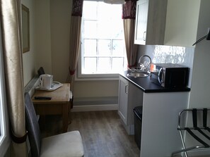 Executive Studio Suite, 1 Bedroom | Private kitchen