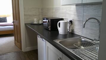 Executive Studio Suite, 1 Bedroom | Private kitchen | Electric kettle